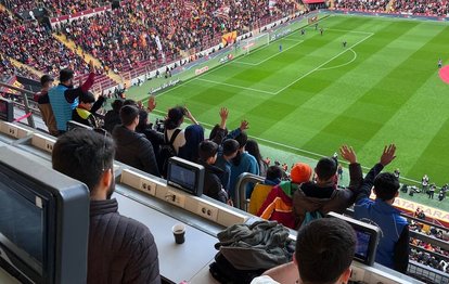 Depremzede çocuklar 23 Nisan’da Galatasaray - Fatih Karagümrük maçını tribünden izledi