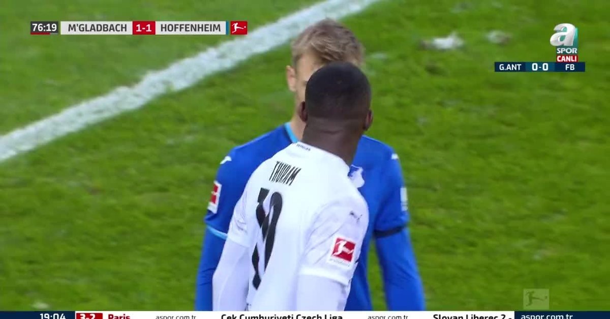 Bundesliga'da çirkin olay! Rakibinin yüzüne tükürdü