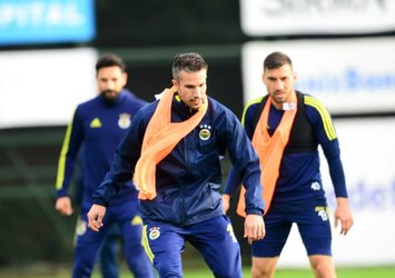 "Robin van Persie kalıyor"