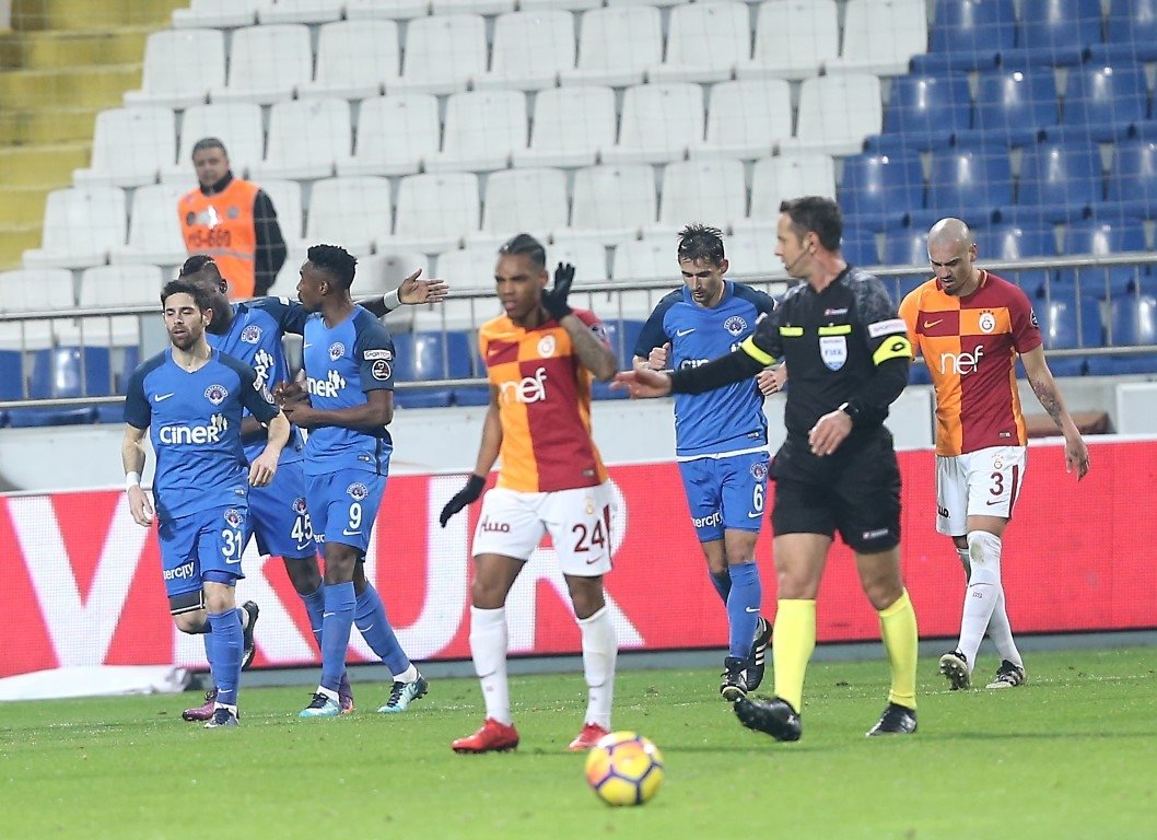 Galatasaray liderliği Kasımpaşa’da bıraktı