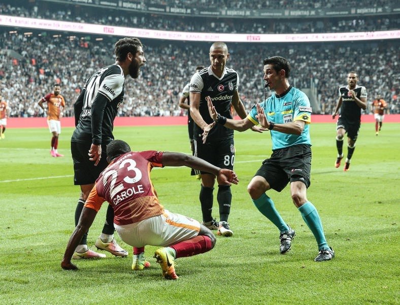 Sneijder ve Quaresma kavga eder!