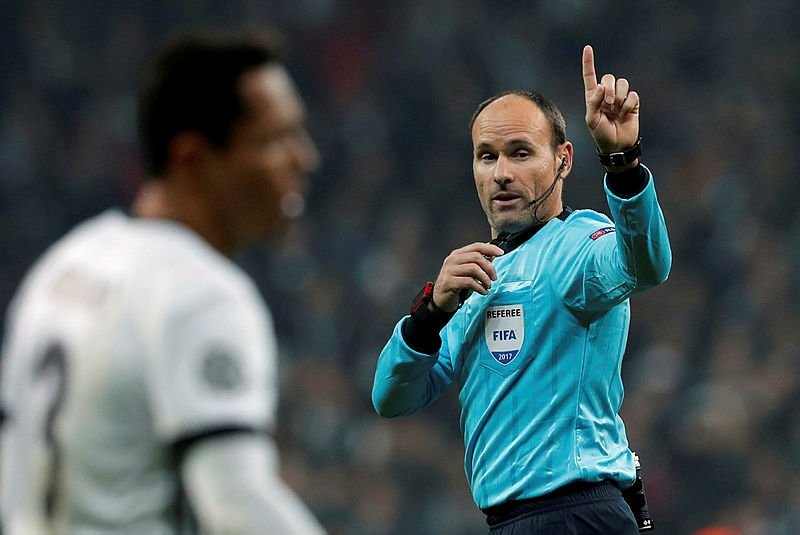 Hakem Lahoz’dan maç sonu şaşırtan hareket!