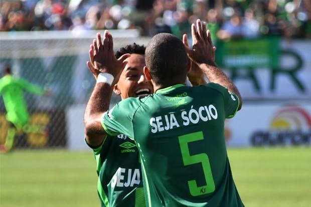Chapecoense gözyaşlarıyla sahada