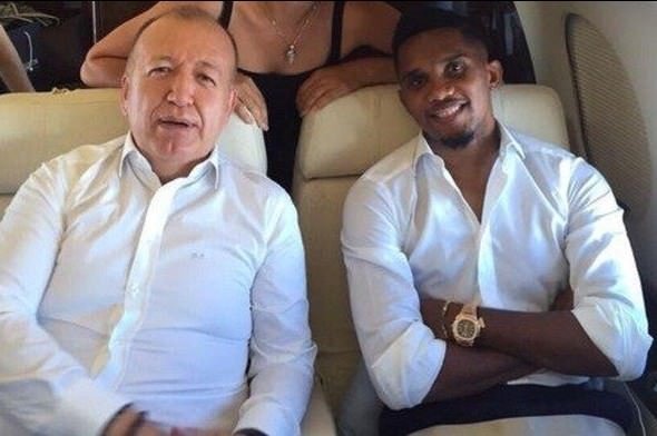 Samuel Eto’o Ronaldinho’yu getiriyor