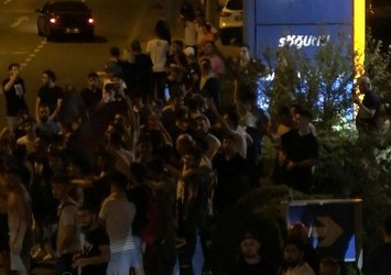 Trabzonspor taraftarı Kopenhag'ın kaldığı otelin önüne akın etti
