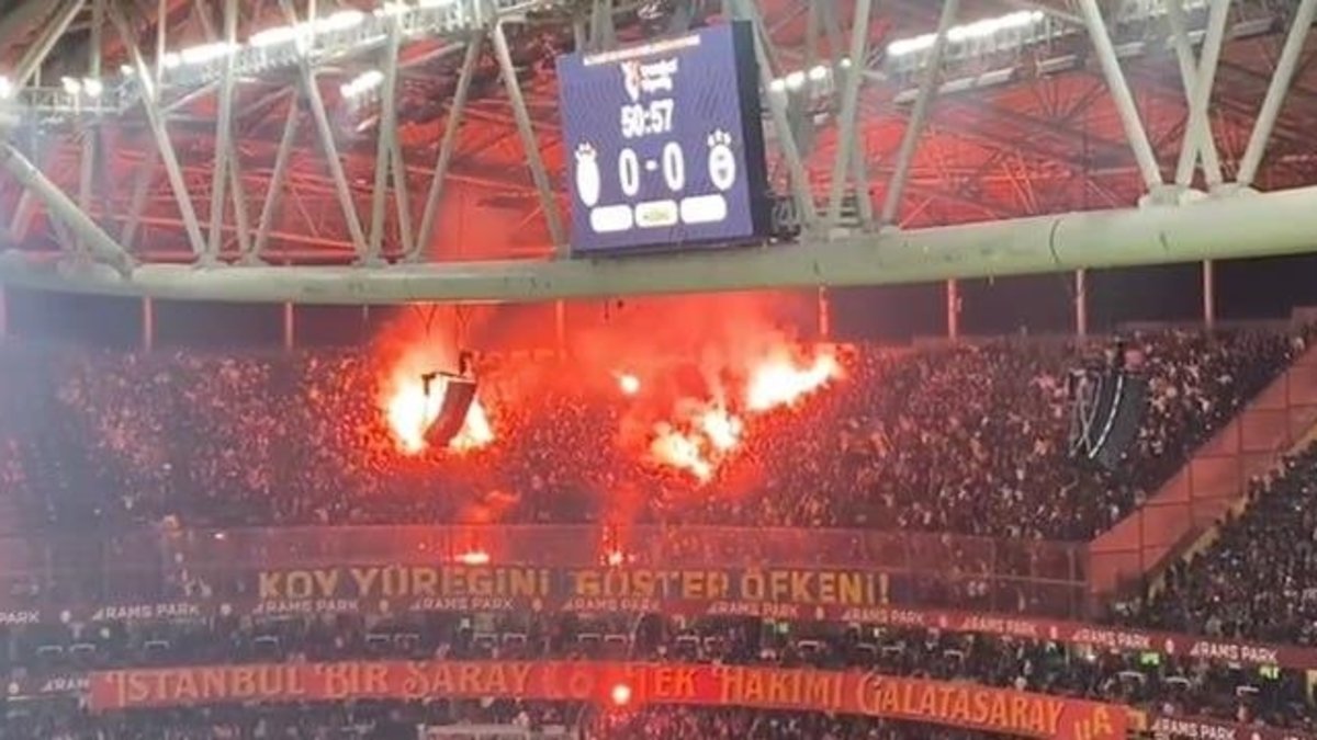 Galatasaray-Fenerbahçe maçını durduran görüntü! İşte o anlar Galatasaray-Fenerbahçe maçını durduran görüntü! İşte o anlar