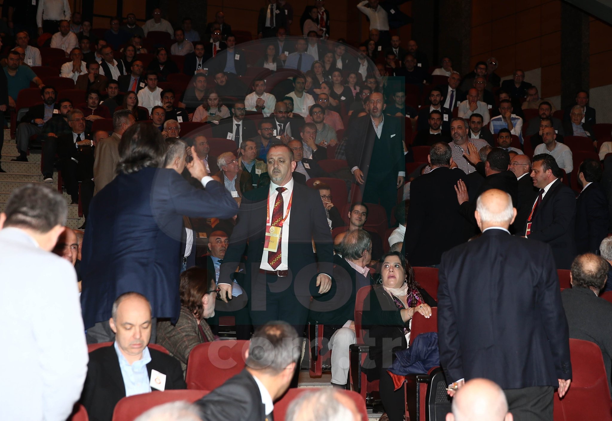 Galatasaray genel kurulunda kavga