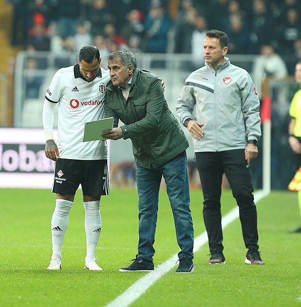 Beşiktaş’ta Demirbay sürprizi