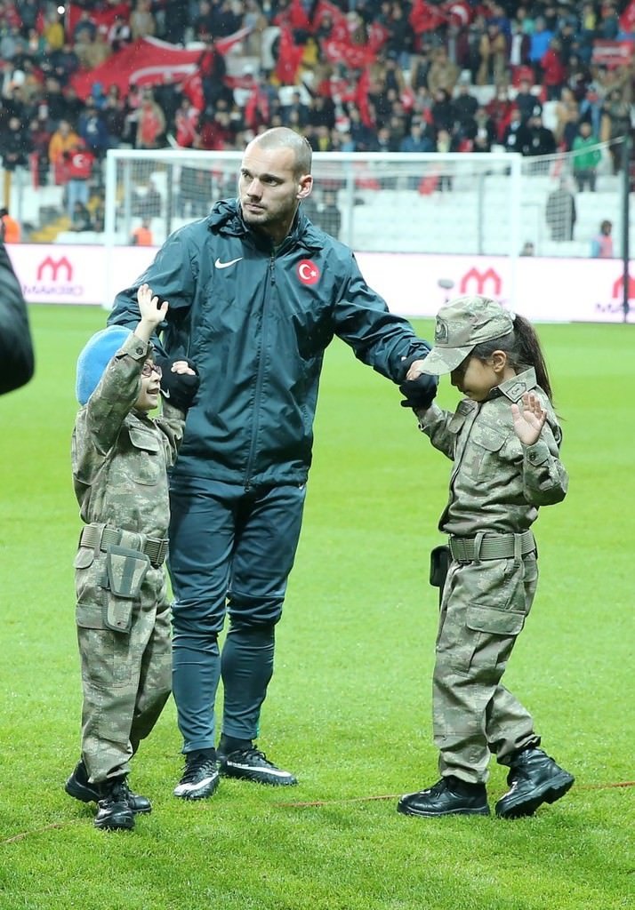 Yıldızlar teröre karşı sahaya indi