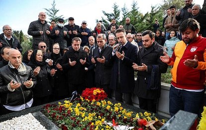Galatasaray eski başkanı Mustafa Cengiz kabri başında anıldı!