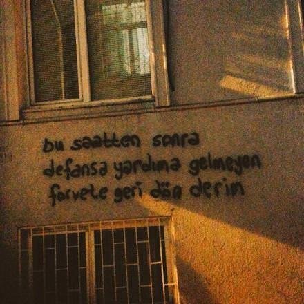 Duvarlara yazılmış tribün sloganları güldürüyor!