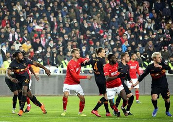 O isme sert eleştiri! "Sahada bir var bir yok"