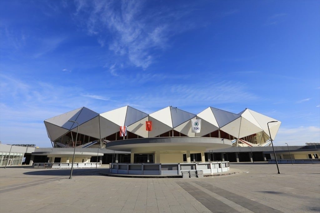 Akyazı Stadı’nda çim serimi bitti