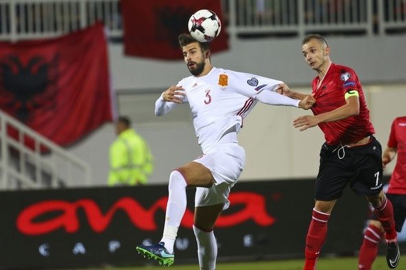 Pique’den şok hareket!