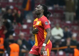 Gomis, Alex'le yarışıyor