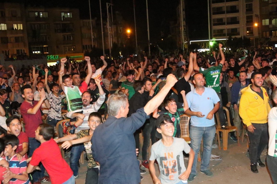 Akhisar sokağa döküldü!