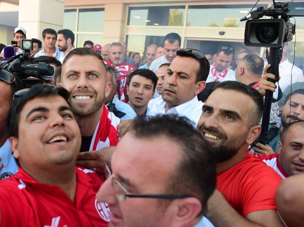 Antalyaspor’da Menez’e coşkulu karşılama