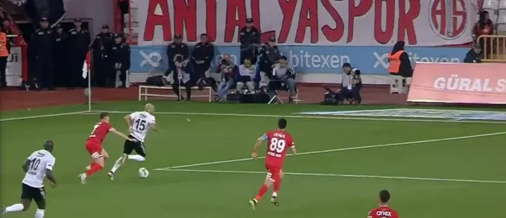 Antalyaspor - Beşiktaş maçında VAR'dan kırmızı kart çıktı! İşte o pozisyon - 1
