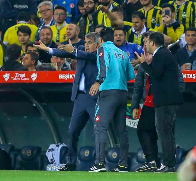 İşte derbide ekranlara yansımayan olay kareler...