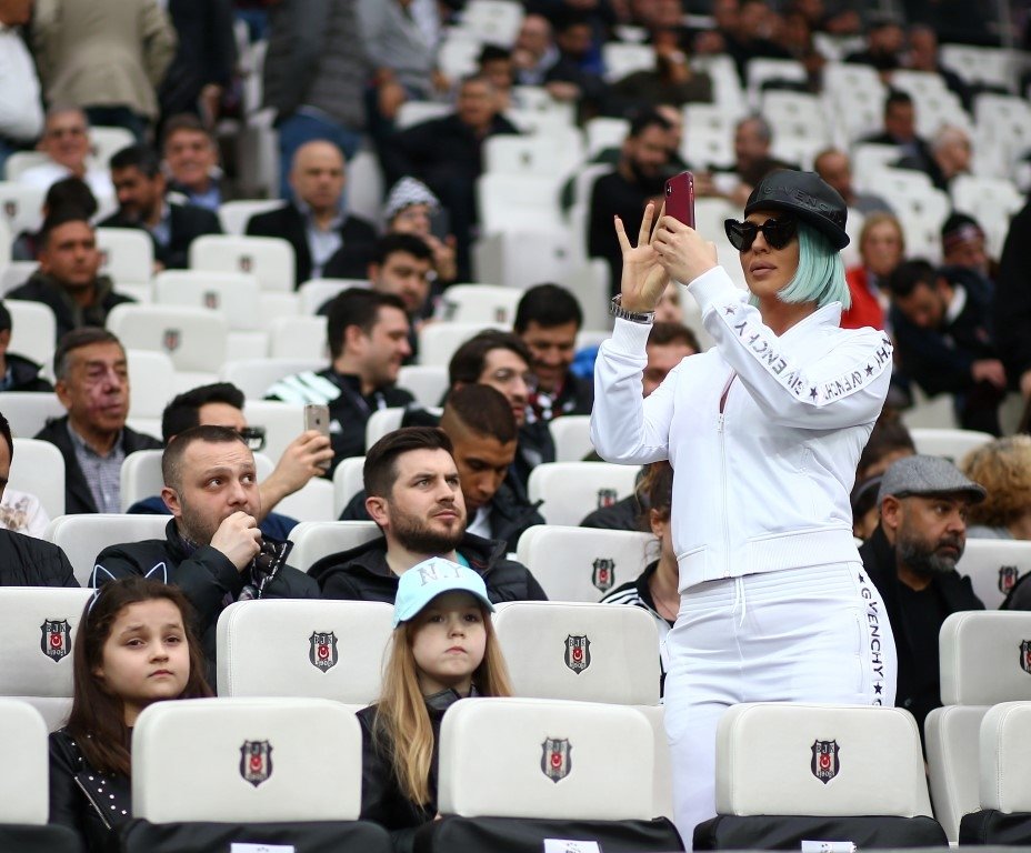 Beşiktaş tribünlerinde yenge rüzgarı