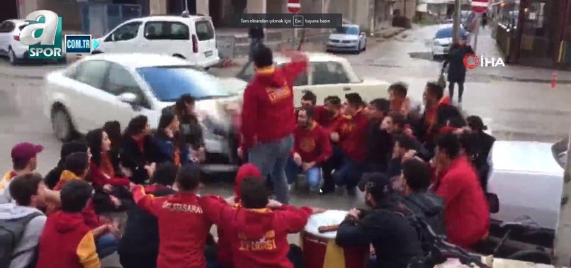 Tezahürat yapan Galatasaraylı taraftarlara otomobil çarptı