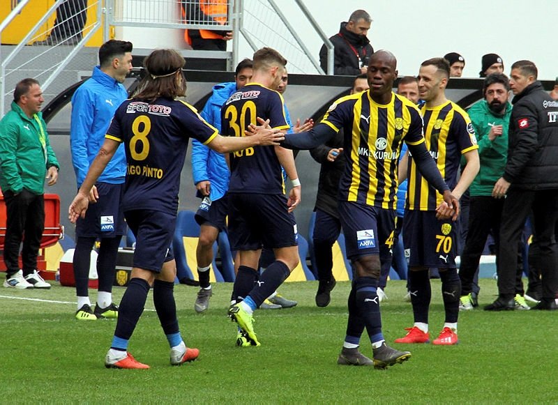 Golden sonra kendini yerde buldu!