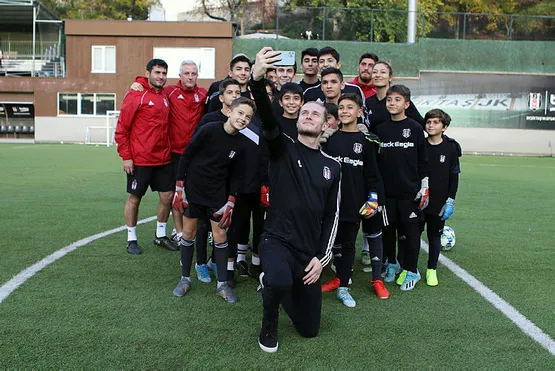 Karius'tan Beşiktaş'ın kadın ve altyapı takımına ziyaret - 3