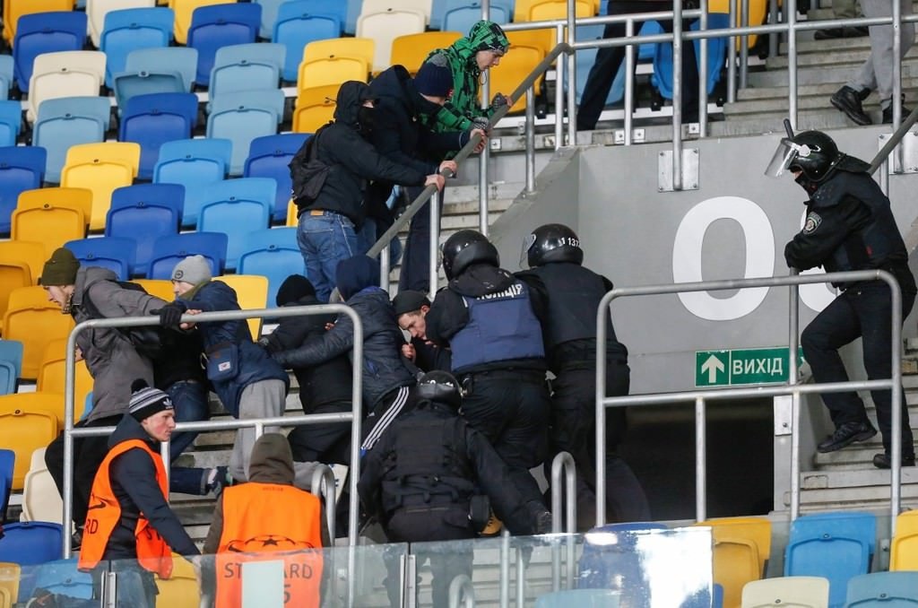 Dinamo Kiev taraftarı Beşiktaş bayrağı yaktı