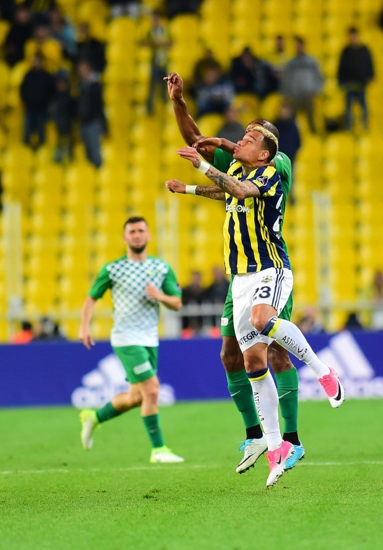 Van der Wiel küfür etti, yumruğu yedi!