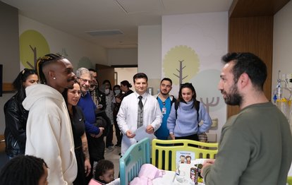 Fenerbahçeli Lincoln Henrique depremzedeleri ziyaret etti