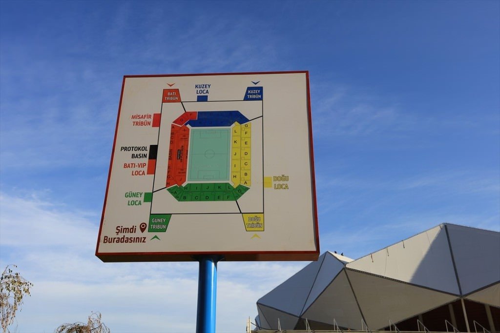 Akyazı Stadı’nda çim serimi bitti