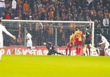 Muslera geçmişi mumla aratıyor
