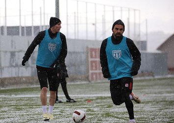 Sivasspor kar altında çalıştı