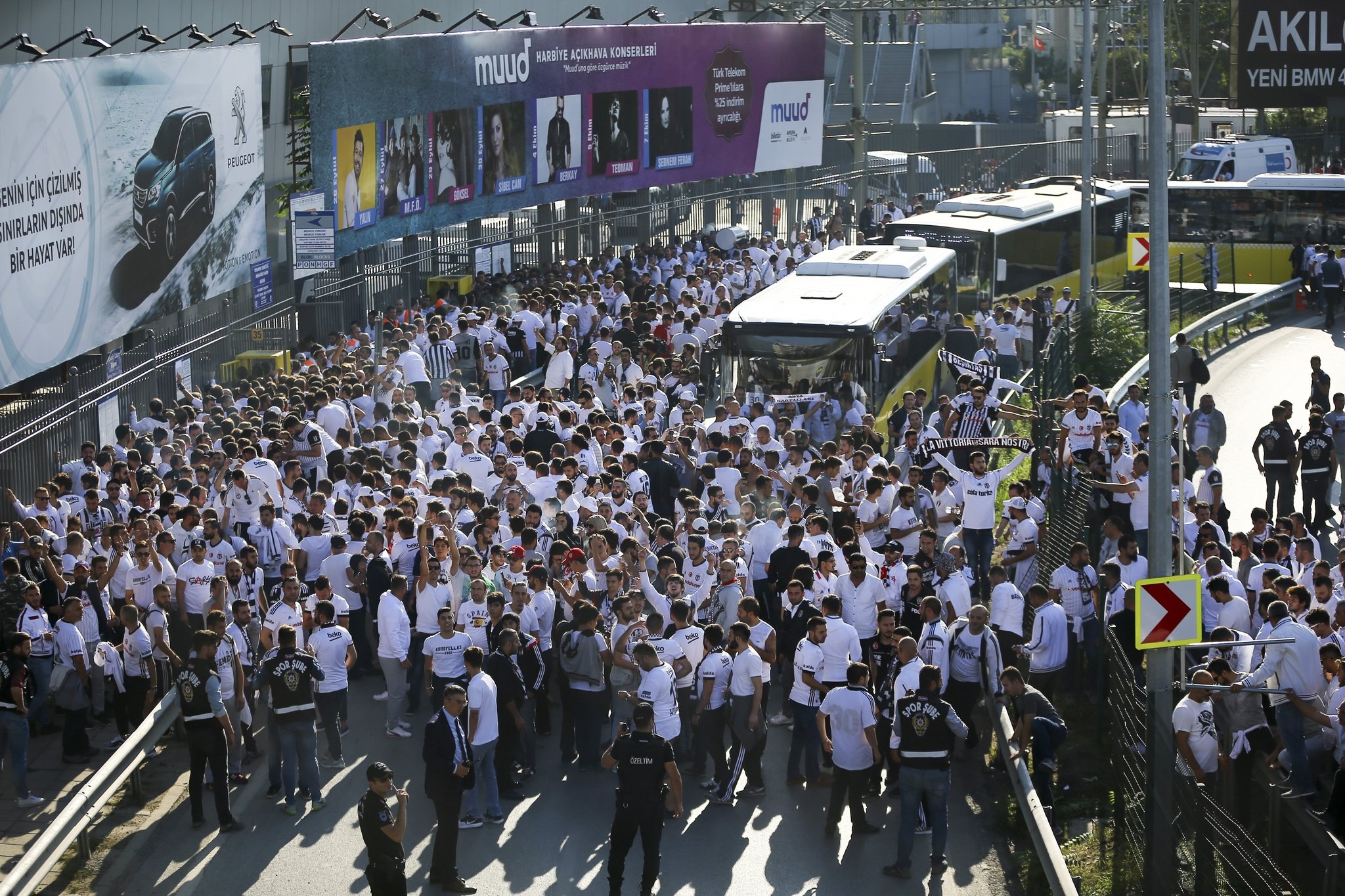 Kadıköy’de beyaz tribün!