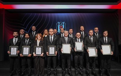 Beşiktaş’ta Başkan olan Serdal Adalı ve yönetimi mazbatalarını aldı