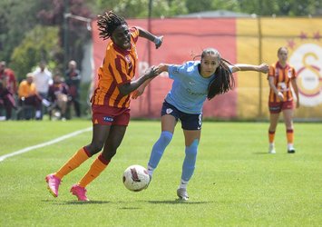Galatasaraylı kadın futbolcudan rakibine yumruk!