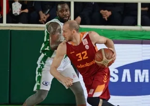 Aslan deplasmanda kükredi