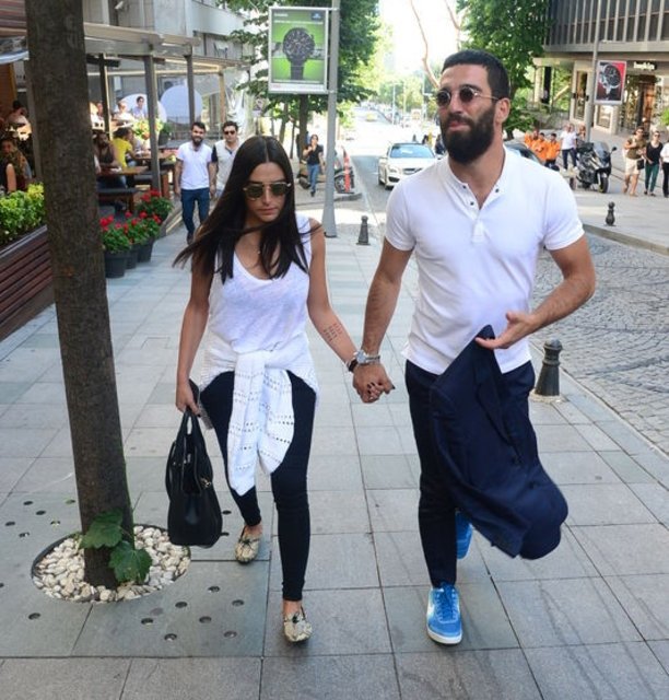 Arda Turan ile Aslıhan Doğan’ın barış fotoğrafı