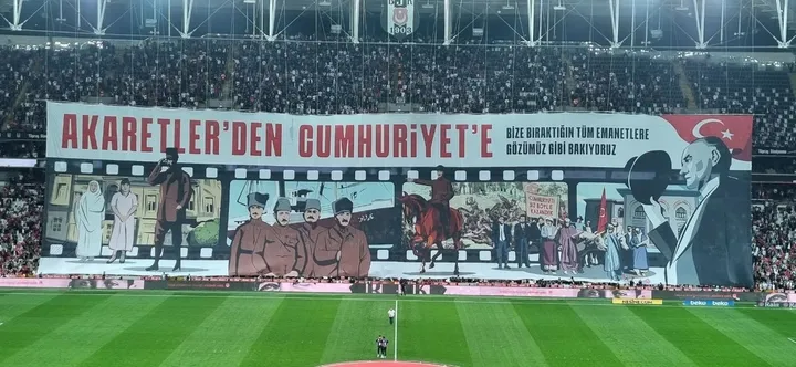 Beşiktaş taraftarları Cumhuriyet'in 100. yılına özel koreografi yaptı! - 1