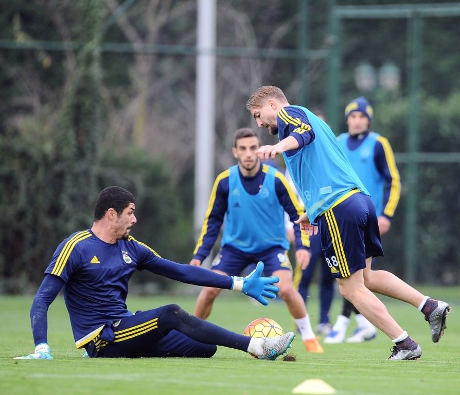 O topu sana yediririm!