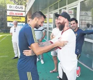 Dirk Kuyt ile Raul Meireles'ten Samandıra'ya baskın - 1