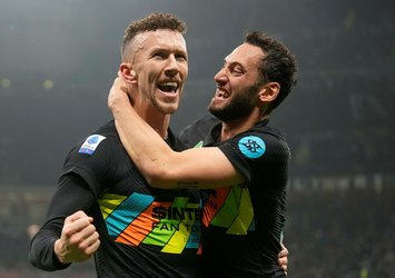 Hakan attı Inter lider Napoli'yi devirdi!