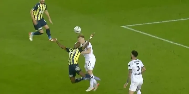Fenerbahçe'de Enner Valencia yerde kaldı! Hakem penaltı noktasını gösterdi - 3