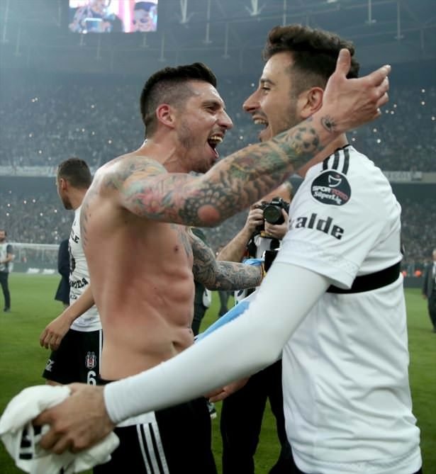 Maç sonunda Arena’da büyük çoşku!