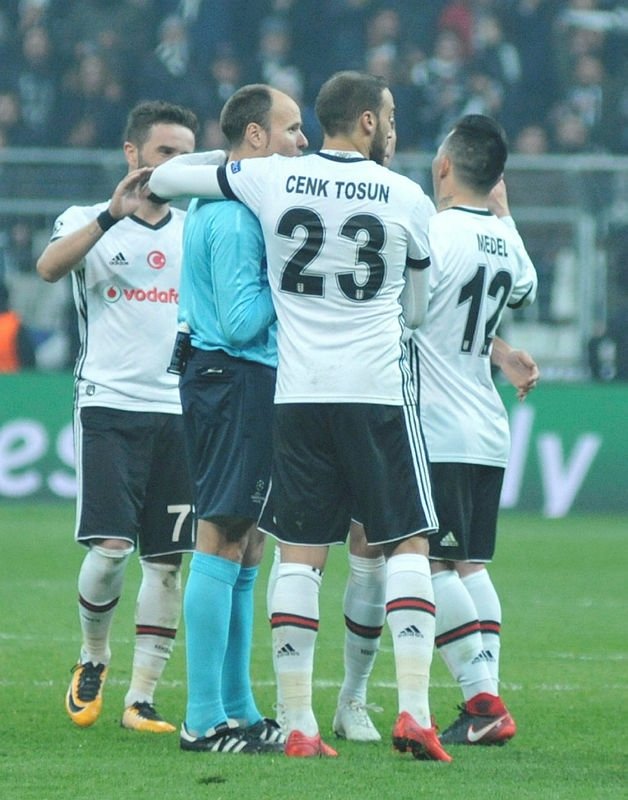 Hakem Lahoz’dan maç sonu şaşırtan hareket!