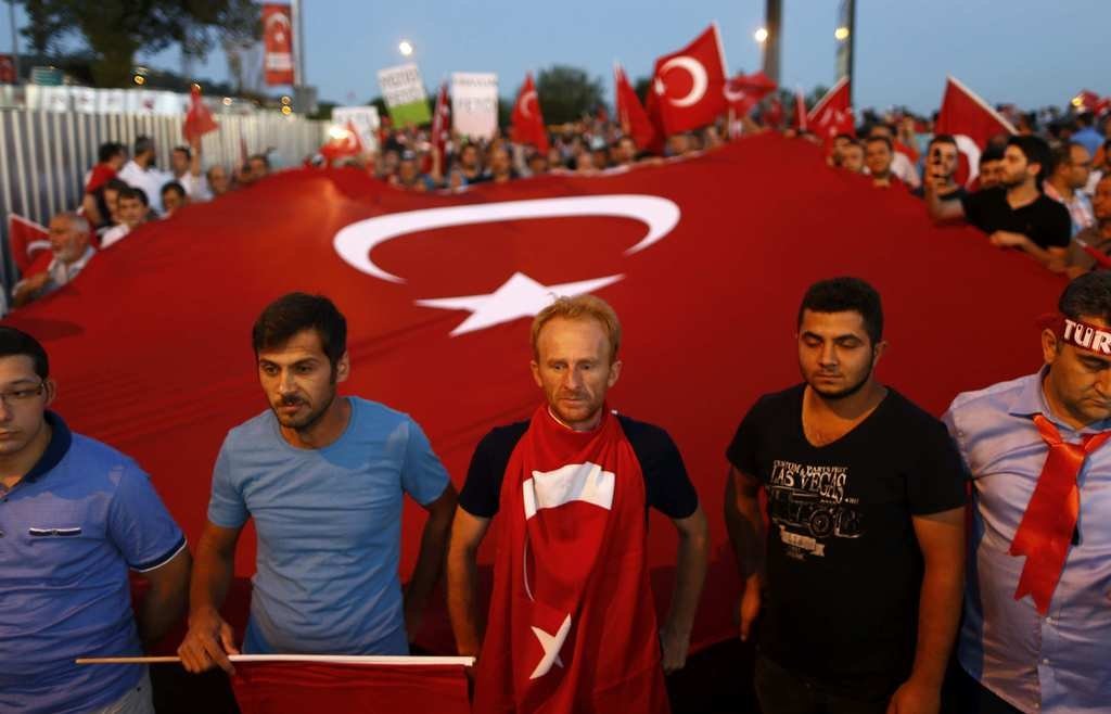 Milyonlar demokrasi nöbetinde