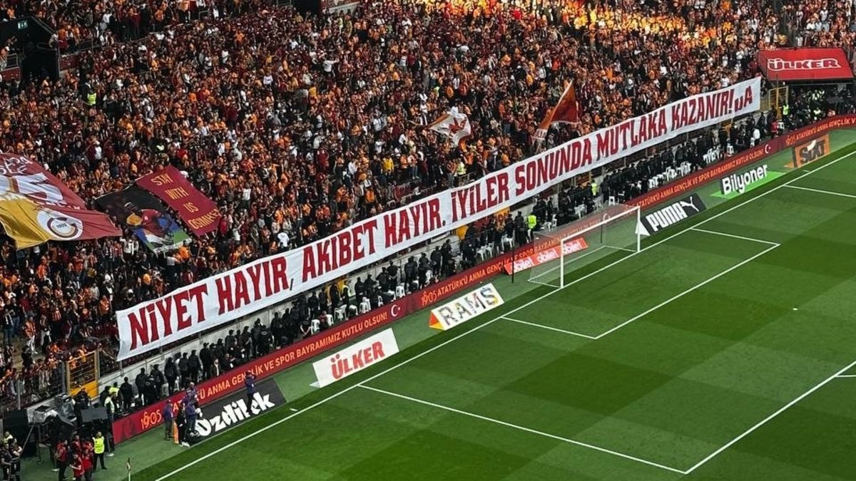 Galatasaray taraftarından Osimhen’e ‘bizimle kal’ mesajı! Galatasaray taraftarından Osimhen’e ‘bizimle kal’ mesajı!