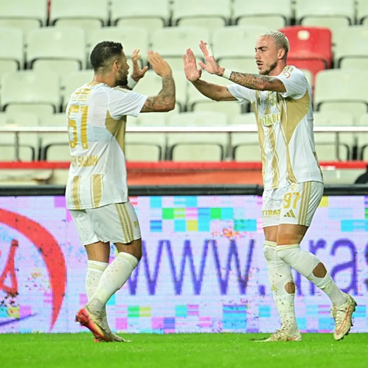Metro Holding Kayserispor, Antalyaspor'u deplasmanda 4-0 yendi
