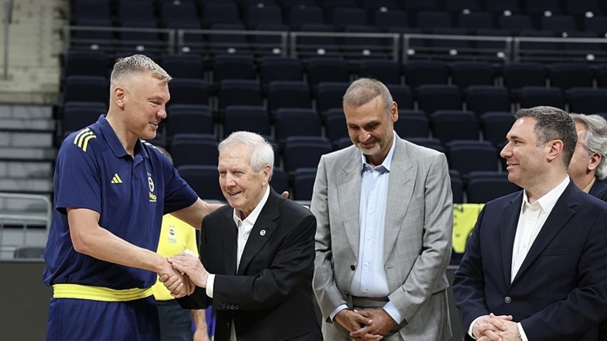 Fenerbahçe Kulübü Başkanı Aziz Yıldırım, Fenerbahçe Beko'yu ziyaret etti