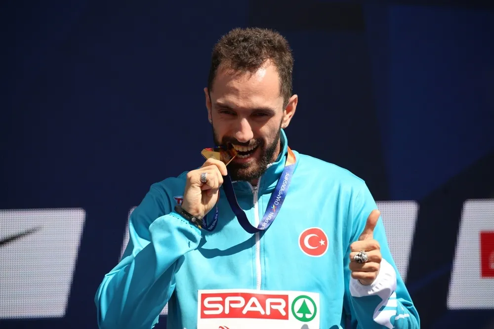 Ramil Guliyev altın madalyasını aldı - 1